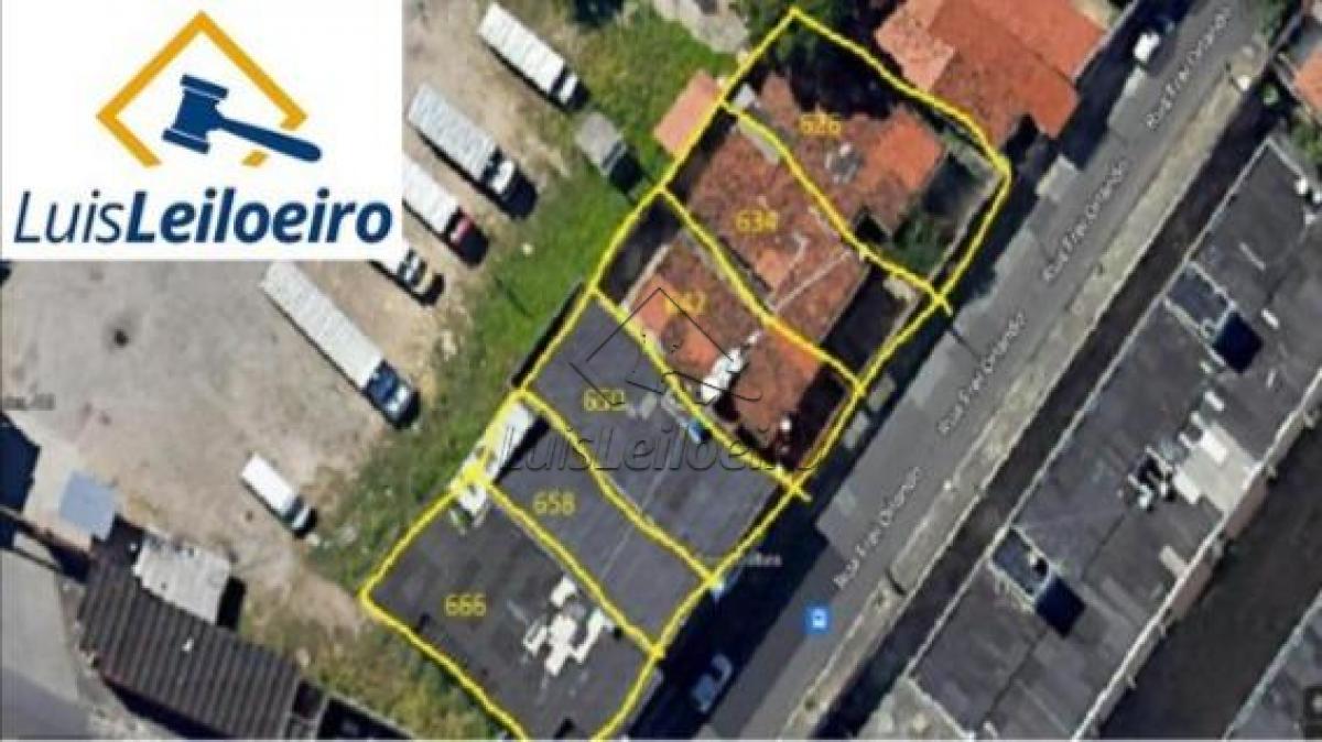 6 Casas contíguas, numeros 626, 634, 642, 650, 658 e 666, terreno com 1.376,10m², limita-se pela frente com a Rua Frei Orlando, Fortaleza/CE