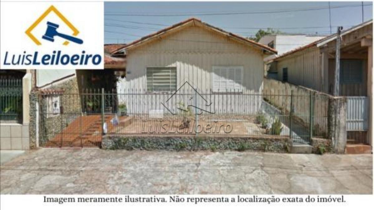 Uma casa de madeira, para residência, sob número 1-119 da Alameda Antônio Bueno Netto, e seu respectivo terreno, do Jardim Araruna