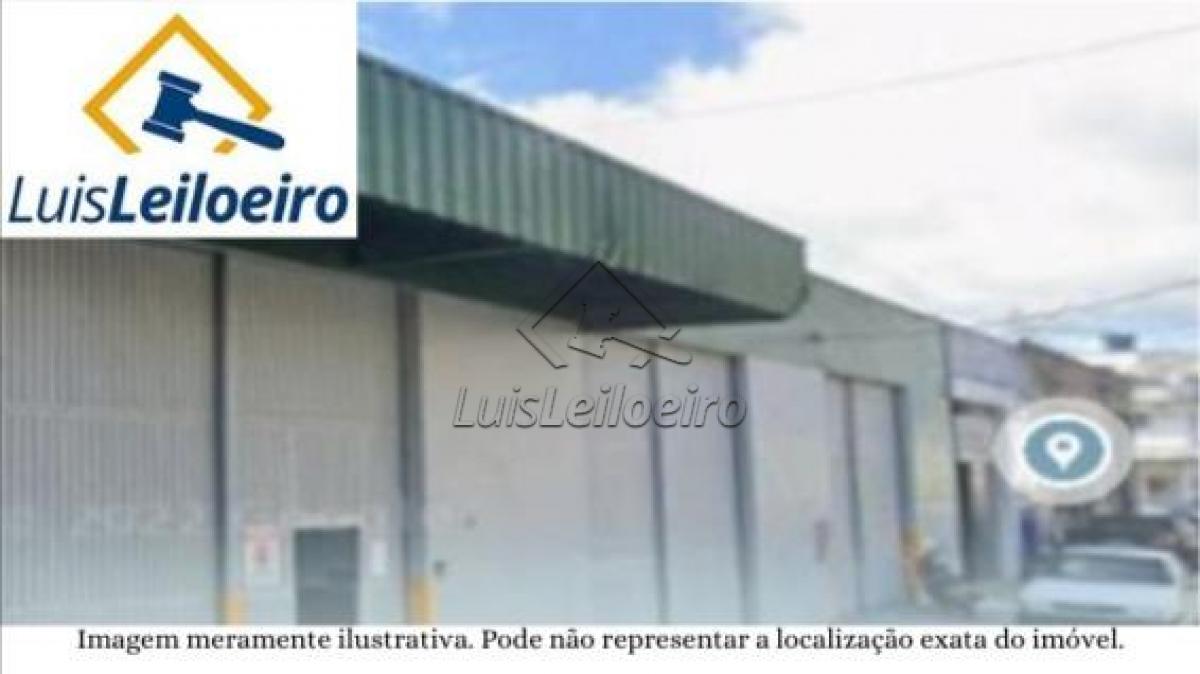 Prédio tipo Galpão Comercial, na Rua Dois Irmãos nº 182, Vassoural, Caruaru/PE. Com área de construção 432,73m² em terreno que mede 486,50m², possui Salas, depósitos, sanitários. Edificação sobre os Lotes 6, 7 e 8 da Quadra C.