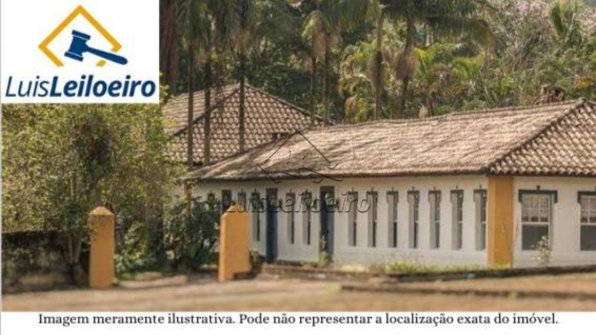 Sítio Luz do Sol, situado na Estrada Paty-Araras, Lotes 446, 447 e 448 da planta J, lugar Facão (Pedro do Rio), loteamento Vale das Videiras, Petrópolis, RJ, com área de 6.210m², com a edificação de uma casa residencial.