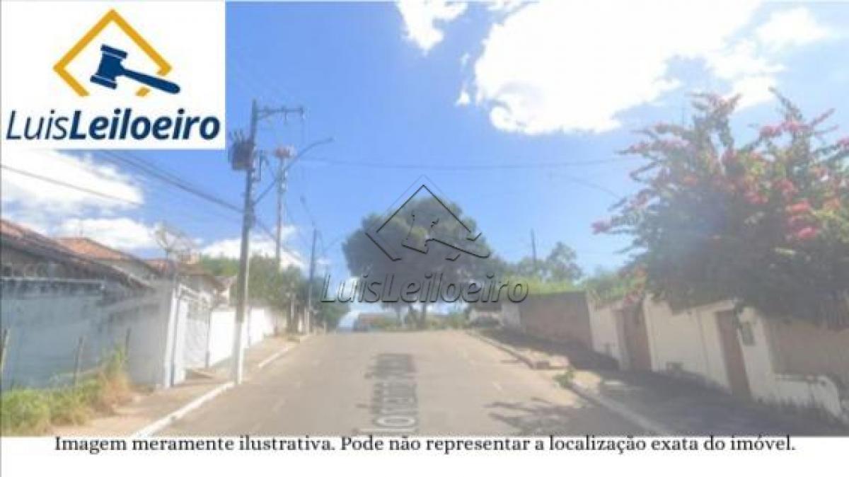 Um imóvel urbano residencial, situado na Rua 12 de Outubro com a Rua Floriano Peixoto, Centro, Almenara, MG, terreno com área total de 442m².