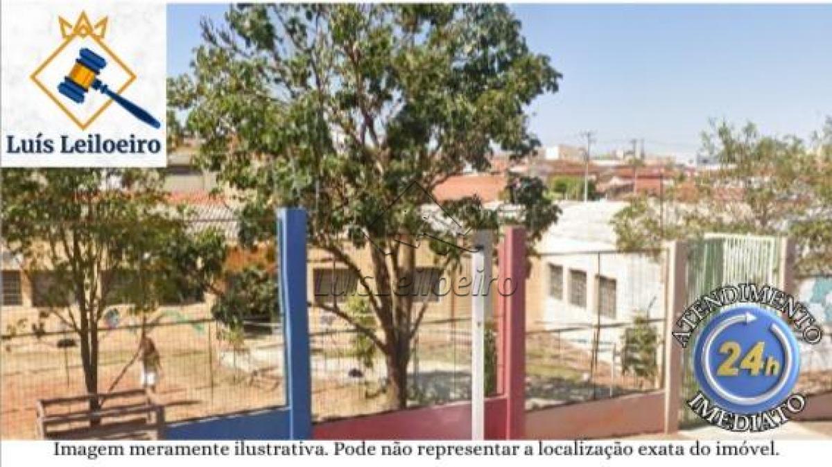 Conjunto prédios adaptados para creche e educação infantil, situado à frente da Rua Cel. Domingos Marino de Azevedo, limitando-se com a Rua Philomena Fauvel e a Rua Batista Laura Recetti, Vila Boa Vista, São Carlos/SP. Com área total de 2.660,00 m².