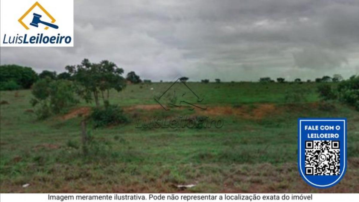 Uma gleba de terras, situada na Fazenda Moreira ou Extrema, Cabeceira Grande/MG, com área de 80 hectares.