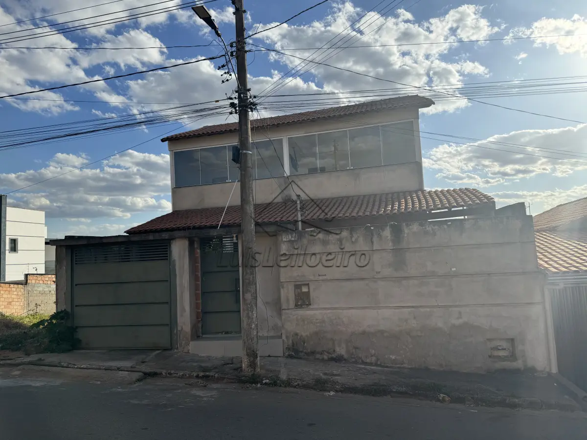 LOTE 001 - Um lote de terreno, de n.º 07 (sete) da Quadra O, com área de 275,00m², dentro do lote uma casa com dois pavimentos com area edificada de 180, 00m² situado nesta cidade, na Rua Espanha, 407, Loteamento Jardim Europa, sob a matrícula n° 27.431, Ficha 01, LIVRO 02 – REGISTRO GERAL do Serviço Registral de Imóveis Três Corações.