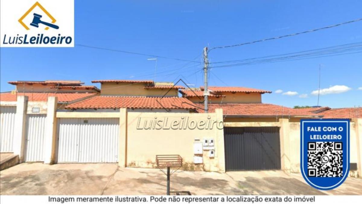 Um lote de terreno urbano, situado na Rua São Paulo, Qd. 24, Lt. 07, Setor Vale das Goiabeiras, Inhumas/GO, com área total de 513,82m2. Obs: O terreno possui 3 casas edificadas, encostadas umas as outras por paredes laterais.