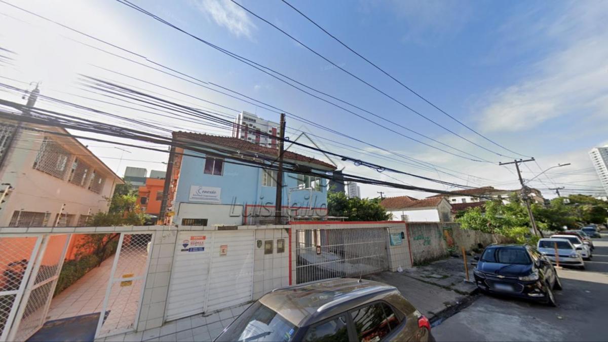 Apartamento Superior, situado no andar superior, do prédio 596, na Rua Marques Amorim, Ilha do Leite, Recife, PE, com uma área construída de 89m².