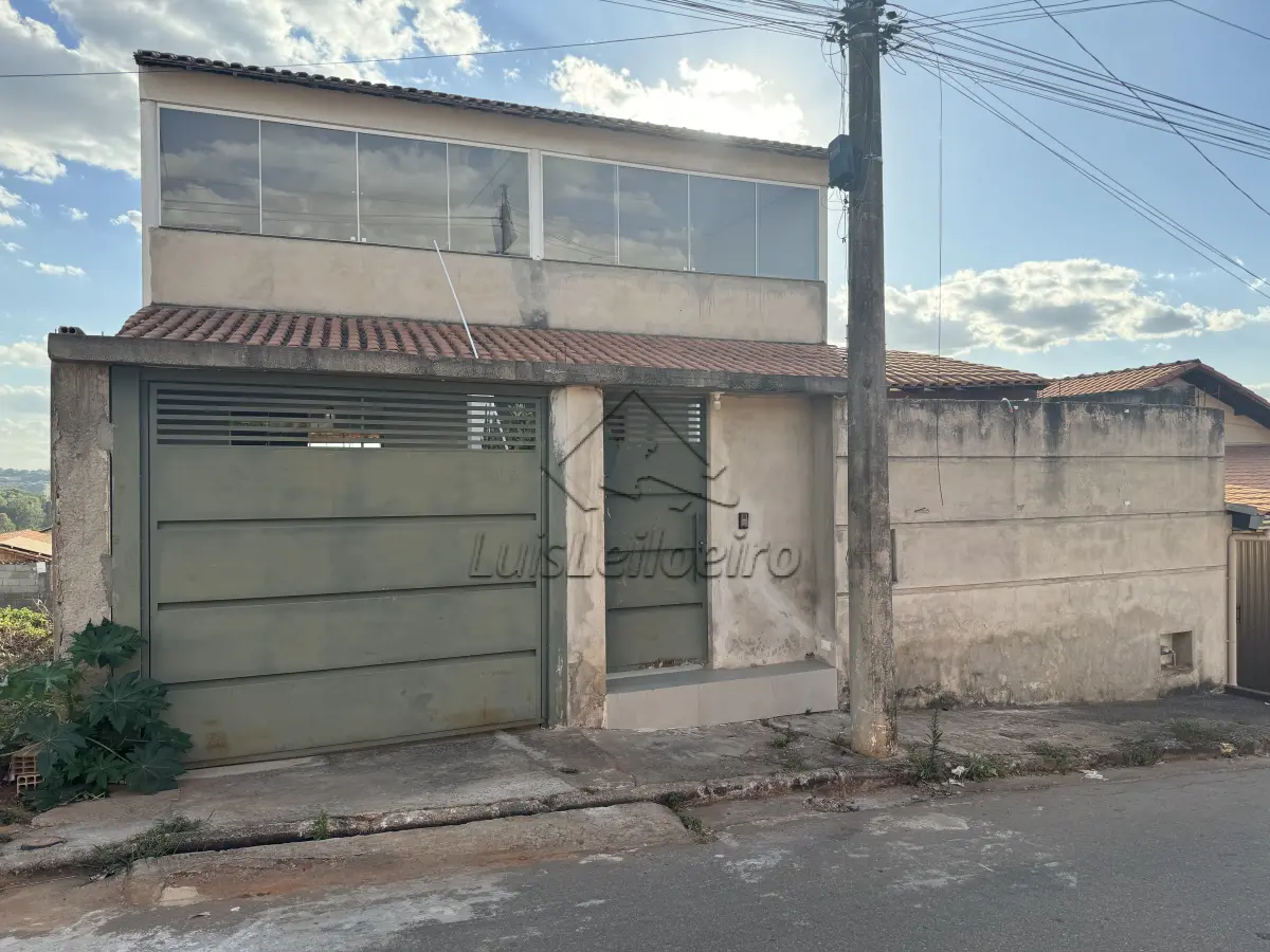 LOTE 001 - Um lote de terreno, de n.º 07 (sete) da Quadra O, com área de 275,00m², dentro do lote uma casa com dois pavimentos com area edificada de 180, 00m² situado nesta cidade, na Rua Espanha, 407, Loteamento Jardim Europa, sob a matrícula n° 27.431, Ficha 01, LIVRO 02 – REGISTRO GERAL do Serviço Registral de Imóveis Três Corações.