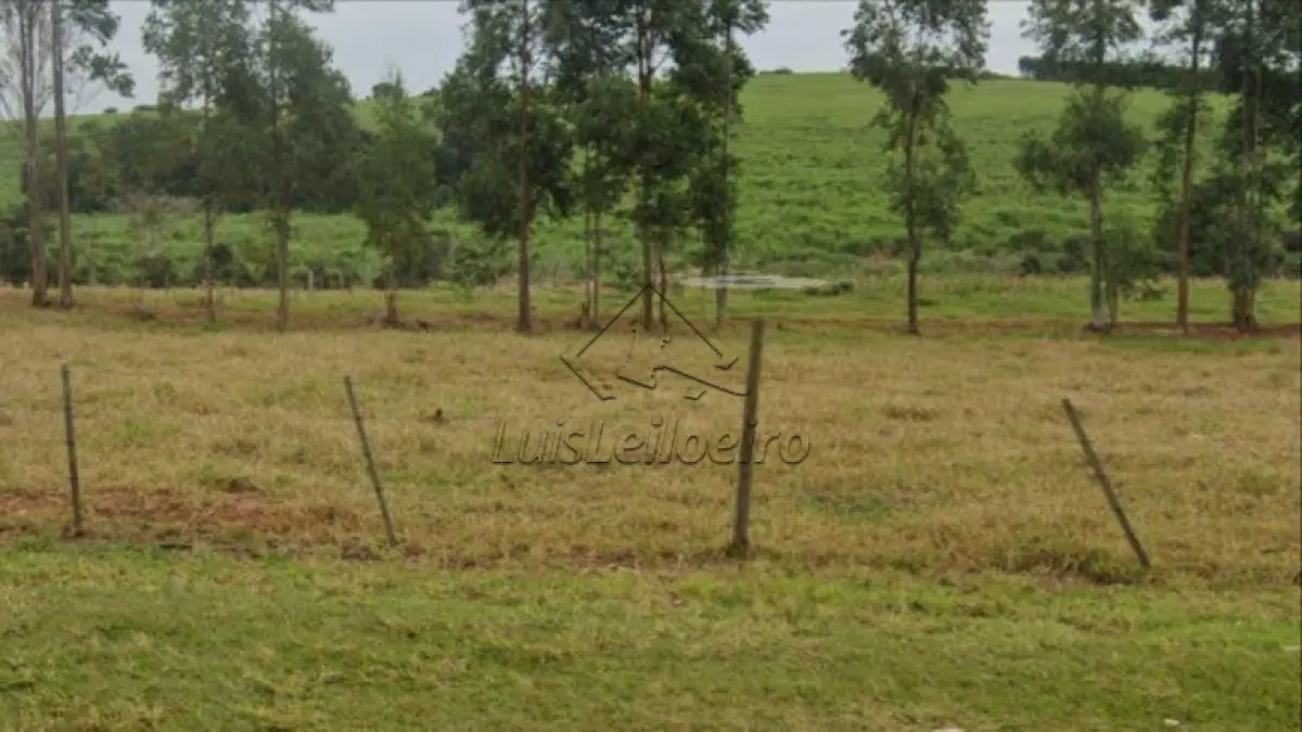 Uma gleba de terras, localizada nas proximidades do Bairro Pratinha, Pratânia/SP, com área de 14,332 hectares.