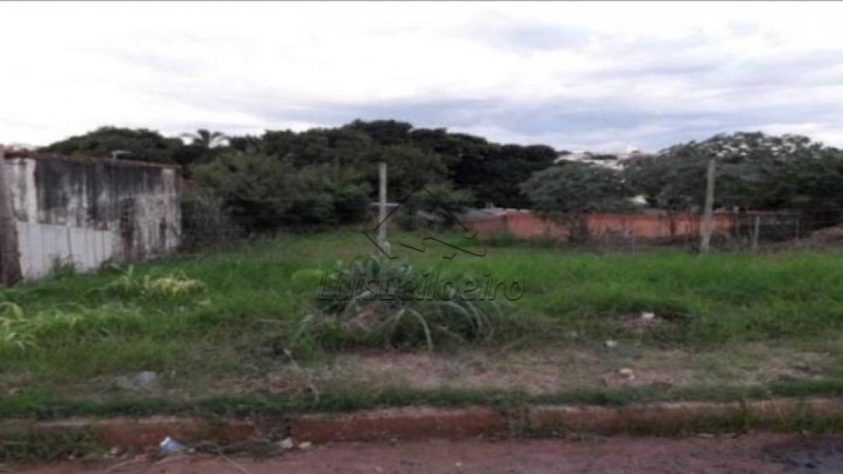 Um lote de terreno número 13 na quadra ``J`` do loteamento denominado `Águia da Castelo`, Bairro Pau D`Alho, situado na comarca de Boituva/SP, com frente para a Avenida Manoel Trujillo, com 1.224m² de área.