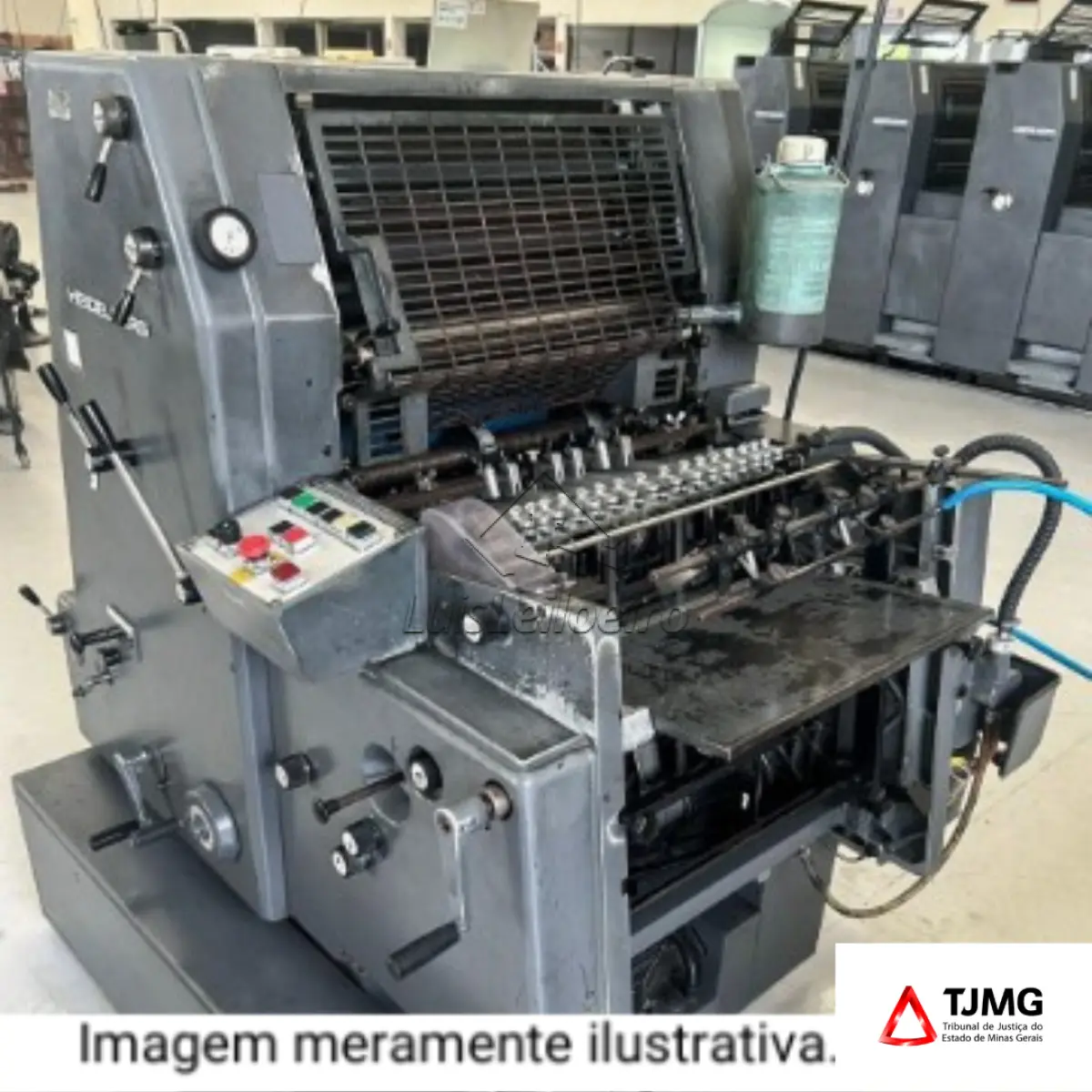 Dobradeira - Marca Stahl S.A., cor cinza, em funcionamento, modelo TK-49