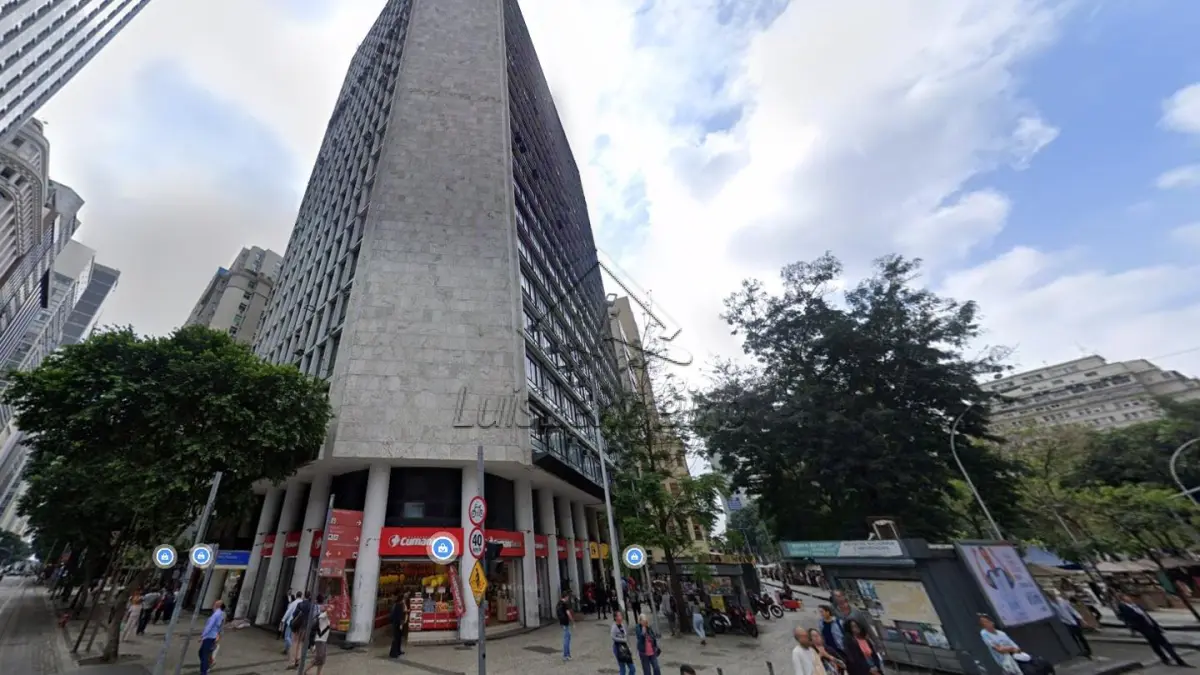 Sala do Edifício localizado à Avenida Rio Branco (ENTRE EM CONTATO COM O LEILOEIRO 035-99710-0861 - PARCELAMENTO EM ATÉ 59 MESES )