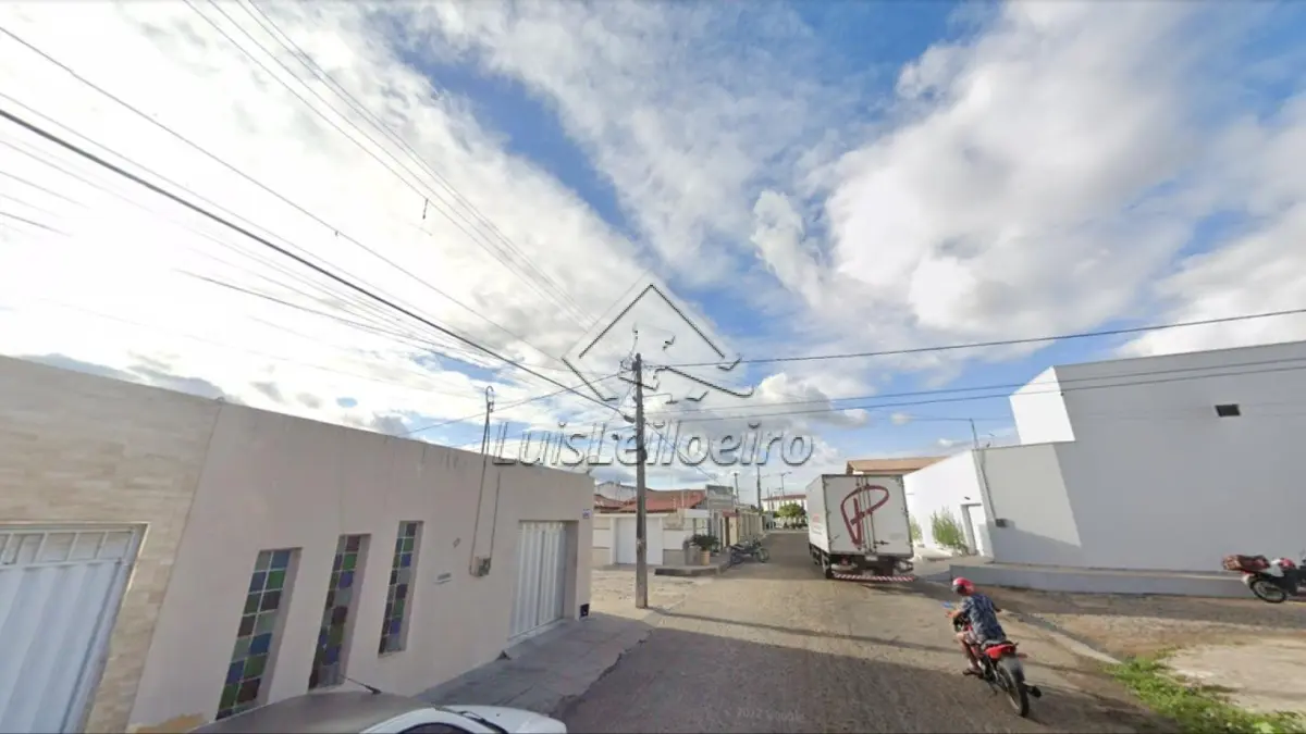 Imóvel na R. DEOCLECIANO BEZERRA COM A RUA BRIGADEIRO EDUARDO GOMES (ENTRE EM CONTATO COM O LEILOEIRO 035-99710-0861 - PARCELAMENTO EM ATÉ 59 MESES )