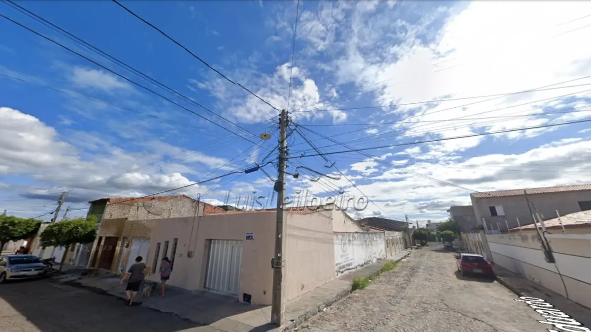 Imóvel na R. DEOCLECIANO BEZERRA COM A RUA BRIGADEIRO EDUARDO GOMES (ENTRE EM CONTATO COM O LEILOEIRO 035-99710-0861 - PARCELAMENTO EM ATÉ 59 MESES )