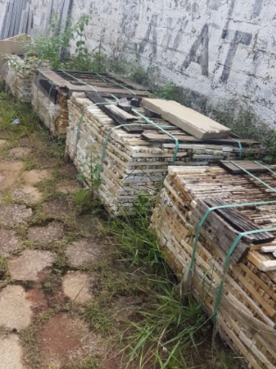 LOTE 000 - Palets de Pedra Mineira/ Compressor de Ar/ Lixadeiras Angulares