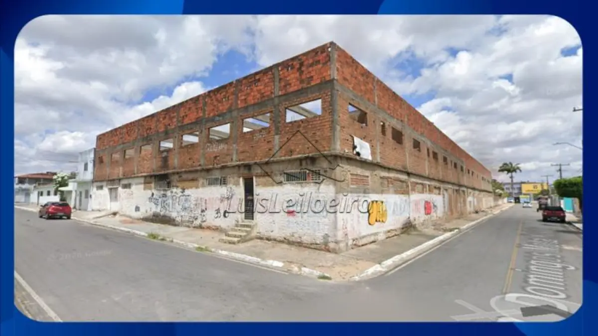 LOTE 014 - PRÉDIO COMERCIAL - Prédio comercial inacabado, com 02 pavimentos, localizado na Avenida Coronel Farias, esquina com a Rua Ruy Barbosa, Capiatã, Arapiraca/AL, medindo 80m de frente por 34m de frente a fundos.