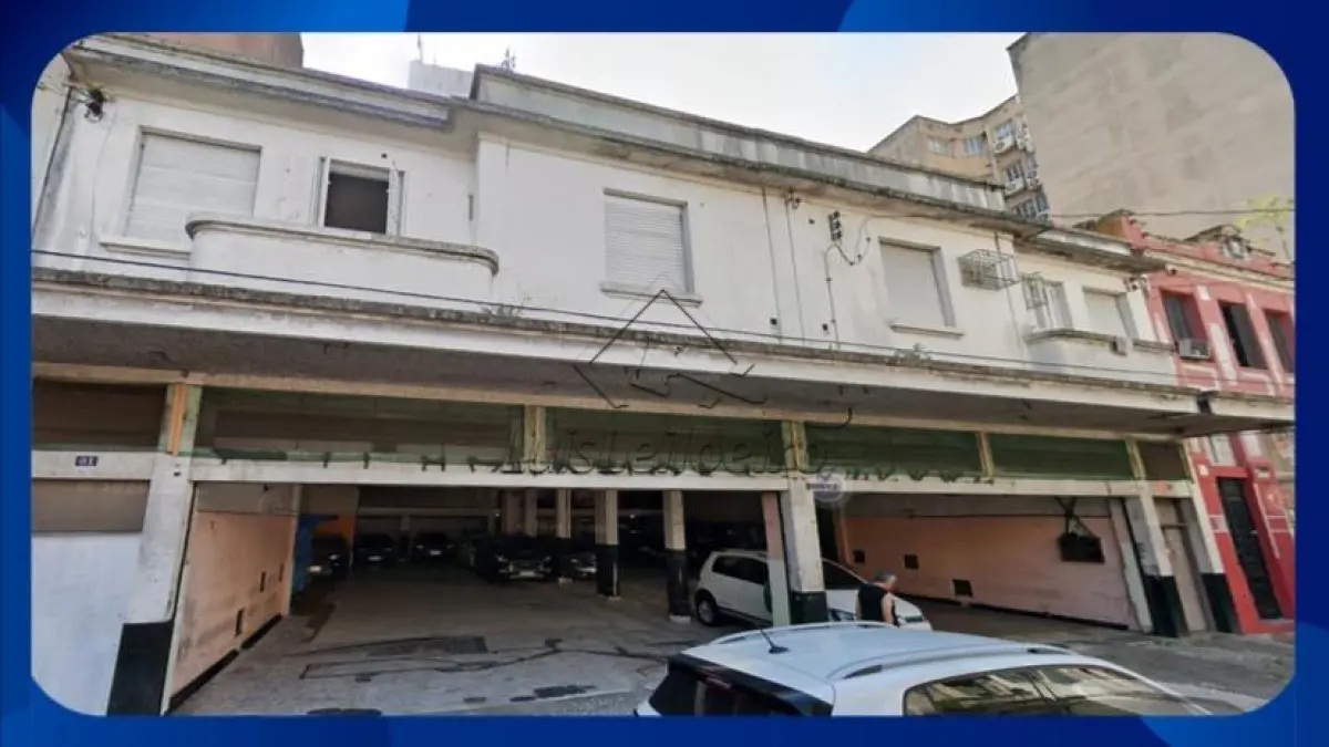 LOTE 058 - PRÉDIO COMERCIAL/RESIDENCIAL - Consistente em uma casa e duas lojas no pavimento térreo, sob os números 61, 63, 65 e 67, situado na Rua Itororó, em Santos/SP, medindo 17,56m de frente, 23,00m de um lado e 23,70m do outro lado.