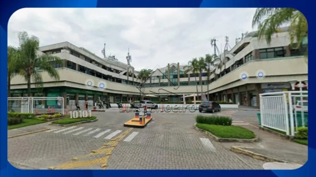 LOTE 074 - SALA COMERCIAL (PENHORA DE 50%) - Sala 250, área útil de 25,25 m², direito a uma garagem no subsolo, localizada na Av. das Américas nº 10101, Freguesia de Jacarepaguá, município do Rio de Janeiro/RJ.