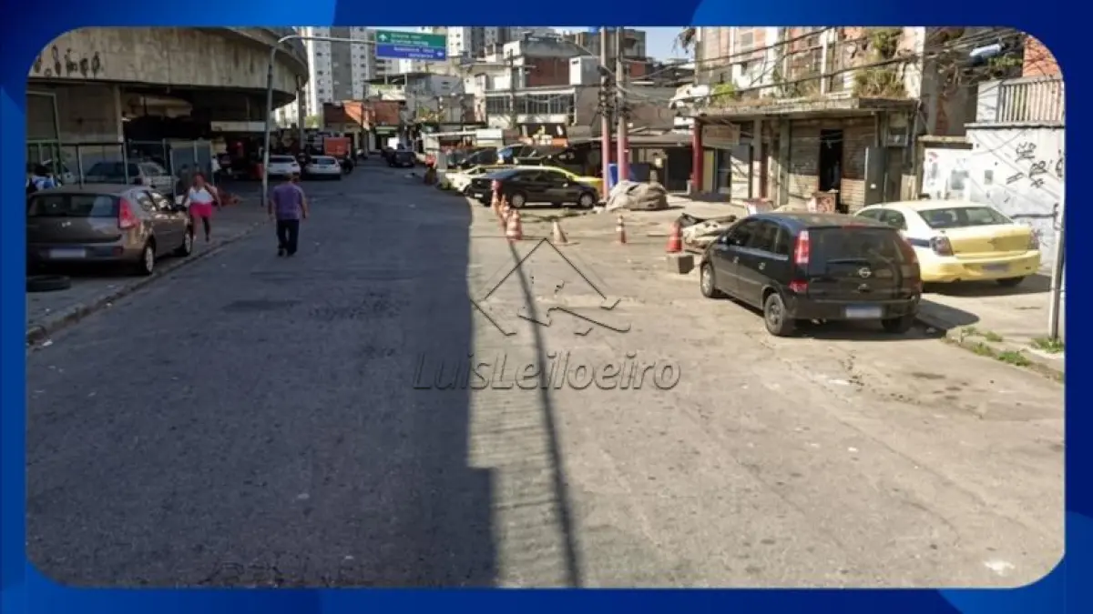 LOTE 023 - TERRENO COM BENFEITORIAS - Avenida Dom Helder Câmara, 3643, Del Castilho, Rio de Janeiro/RJ, composto de prédios e terreno com as seguintes dimensões: 40,56m de frente, 243,85m pelo lado direito, 242,00m pelo lado esquerdo e 72,32m nos fundos.