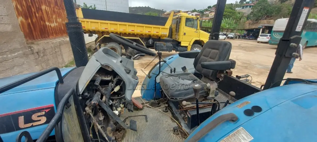 LOTE 028 - TRATOR PLUS 80