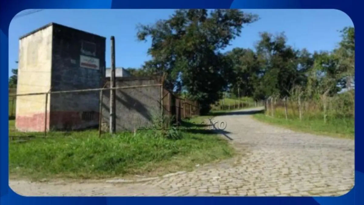 LOTE 079 - GLEBA DE TERRAS COM BENFEITORIAS - Situada na Rodovia Presidente Dutra, nº 190, com frente para a Estrada do Riachão, no bairro Parque Santiago, Queimados/RJ, com área de terreno de 386.829,92m² e diversas benfeitorias.