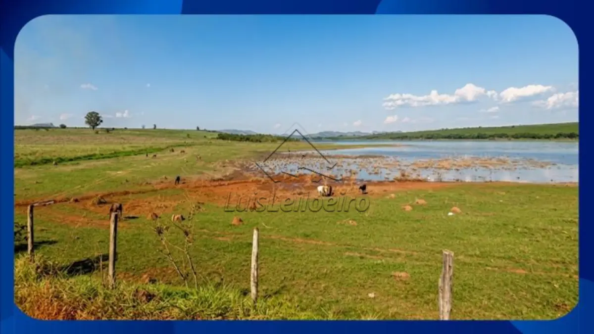 LOTE 030 - GLEBA DE TERRAS - Situada no município de Pesqueira/PE, majoritariamente composta por vegetação nativa da região, contando com a intersecção de parte da extremidade do Açude Alvorada em seus limites, com área de 358,60 hectares.