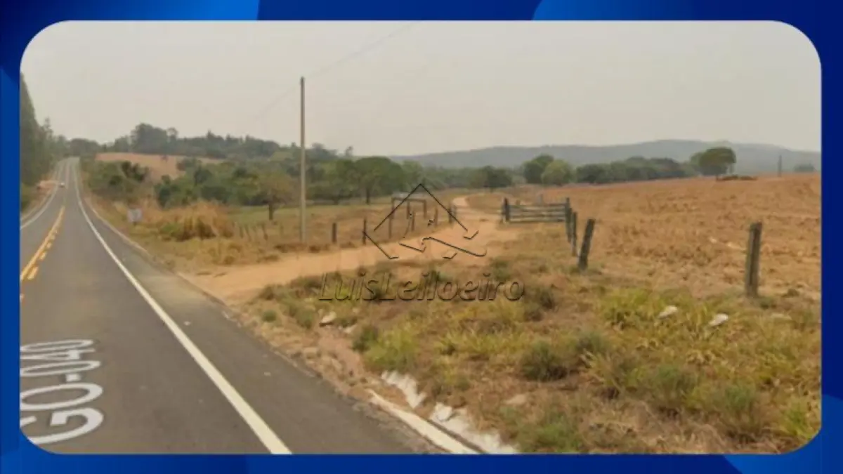 LOTE 020 - GLEBA DE TERRAS - Uma gleba de terras com benfeitorias, no lugar denominado Fazenda Cachoeira, denominado Estância Estrela, próximo à GO-040, no município de Aragoiânia/GO, com área total de 33.729,98m².
