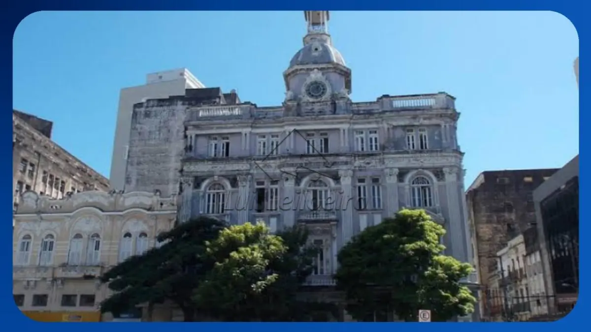 Prédio comercial com ampla área construída