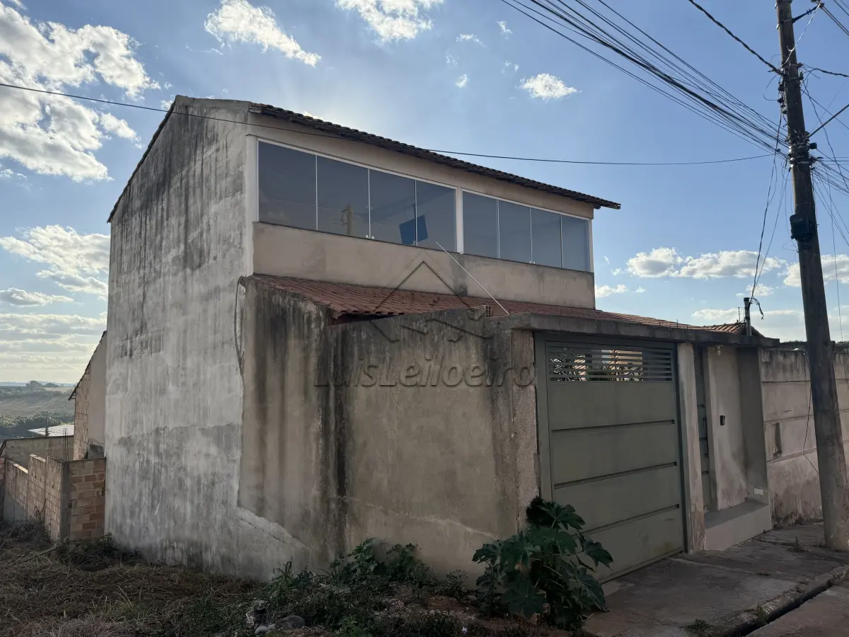 LOTE 001 - Um lote de terreno, de n.º 07 (sete) da Quadra O, com área de 275,00m², dentro do lote uma casa com dois pavimentos com area edificada de 180, 00m² situado nesta cidade, na Rua Espanha, 407, Loteamento Jardim Europa, sob a matrícula n° 27.431, Ficha 01, LIVRO 02 – REGISTRO GERAL do Serviço Registral de Imóveis Três Corações.