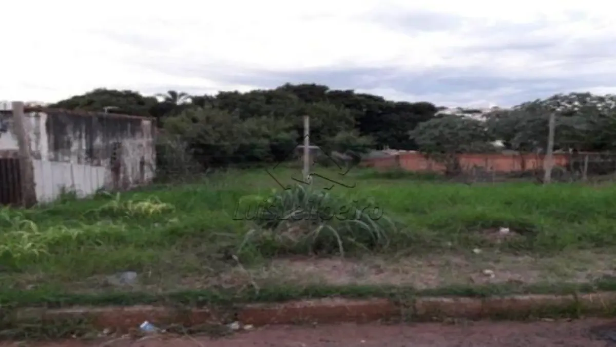 LOTE 046 - LOTE - Rua Artur Neiva, n. 73, Bairro da Queimadinha, medindo 17m de frente, 28,30m de frente a fundo, 30m pelo lado leste e 30m pelo lado oeste, no município de Feira de Santana/BA.