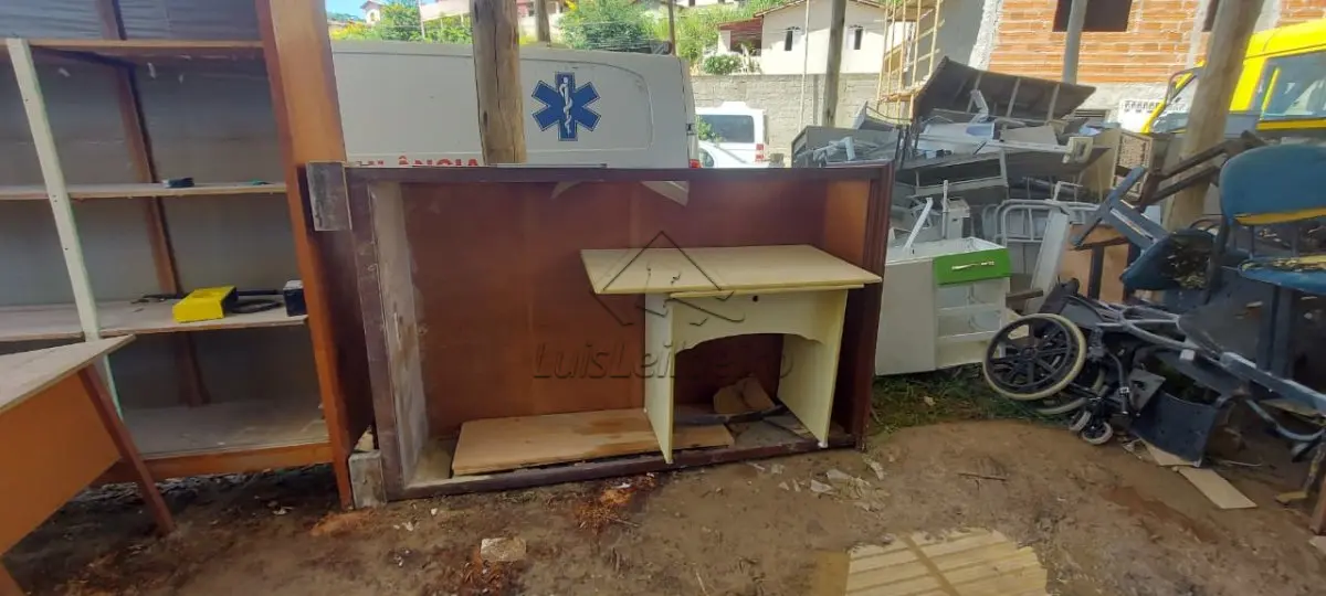 LOTE 032 - SUCATA DE MOVEIS DE ESCRITORIO