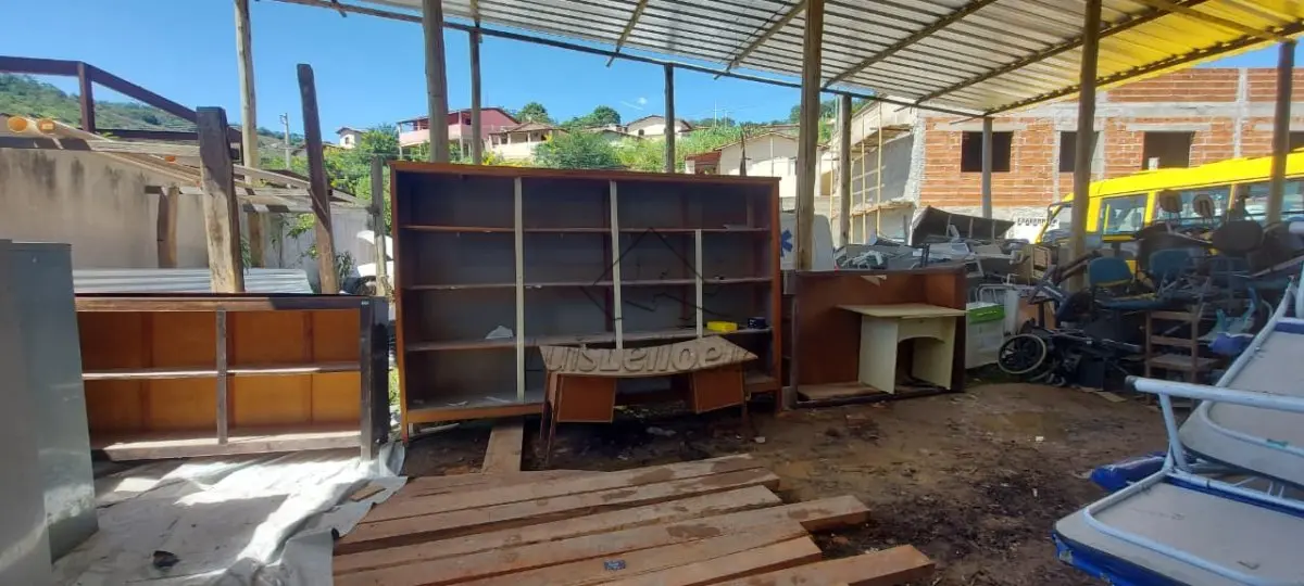 LOTE 032 - SUCATA DE MOVEIS DE ESCRITORIO