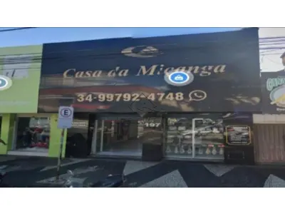 LOTE 00812 - Imóvel Comercial - Quota parte do imóvel comercial situado na Avenida João Pessoa, nºs 197 e 203, esquina com Avenida João Pinheiro, Urbelândia/MG, com área total construída de 942,65 m². (PARCELAMENTO EM ATÉ 60 MESES)