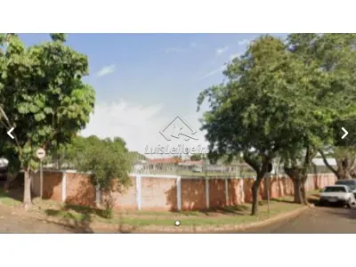 LOTE 00120 - TERRENO - Terreno murado, denominado Gleba B2, situado na Av. Onofre Benedito Gerbasi, Jardim São Marcos, Jaboticabal/SP, contendo um campo de futebol e outras benfeitorias, com área construída de 100 m². (PARCELAMENTO EM ATÉ 60 MESES)