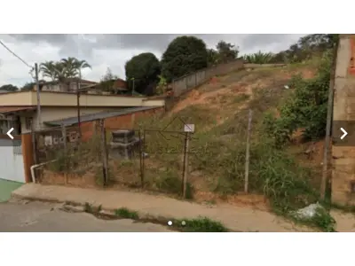 LOTE 031 - Um lote de terreno número 48 situado na Rua Heliodoro do Carmo Silva, 95, Vila São Geraldo, Itabira/MG, com área de 400m2. Obs: Foi penhorado 1/4 do terreno pertencente ao executado.