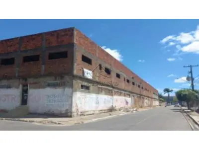 LOTE 0041 - PRÉDIO COMERCIAL - Prédio comercial inacabado, com 2 pavimentos, medindo 80m de frente por 34m de frente a fundos, localizado na Avenida Coronel Farias, com esquina para a Rua Ruy Barbosa, Capiatã, Arapiraca/AL.