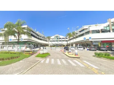 LOTE 0684 - SALA COMERCIAL - Sala 250, com área útil de 25,25 m² e direito a uma garagem no subsolo, localizada na Av. das Américas nº 10101, Freguesia de Jacarepaguá, município do Rio de Janeiro/RJ.