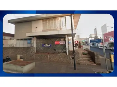 LOTE 00821 - Imóvel Residencial - Quota parte do imóvel residencial situado na Avenida João Pinheiro, nº 860, esquina com a Rua Quintino Bocaiúva, Urbelândia/MG, com área de terreno de 294,80 m² e área construída de 268,25 m². (PARCELAMENTO EM ATÉ 60 MESES)