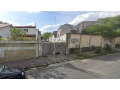 LOTE 000 - LOTE - Em formato em L, o qual faz parte do estacionamento do Hospital João XXIII, localizado entre os imóveis de nº 923 e 947 da Rua Vileneuve Maia, com área total de 861,53m², localizado no município de Campina Grande/PB