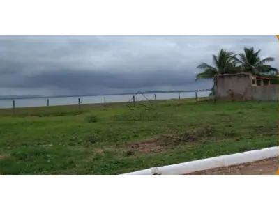 LOTE 000 - TERRENO - Unidade 232 do Condomínio Caiçara I, com área de utilização exclusiva de 365,90 m², localizado em Figueira, às margens da Lagoa de Araruama, Zona Urbana de Arraial do Cabo/RJ