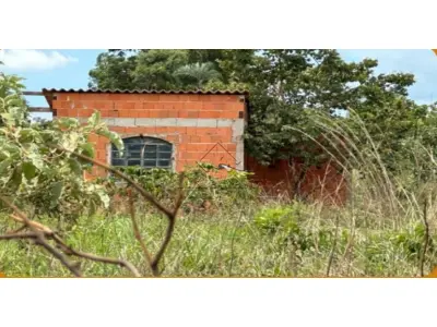 LOTE 000 - SÍTIO - Quadra 16, número 19, do Loteamento denominado Bela Vista Mansões de Recreio, com área de 5.000,00m², com construção de um pequeno barraco em alvenaria, localizada na Zona Rural, município de Planaltina/GO