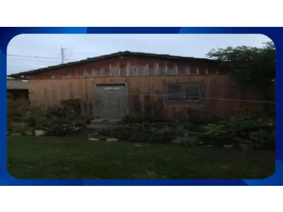 LOTE 065 - CASA - 25% do lote nº 07, Quadra nº 1, Loteamento Domingos Pignat, Rua Independência, nº 771, Caibi/SC, com casa de madeira edificada em parte do terreno