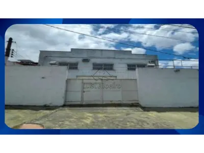 LOTE 042 - GALPÃO - Galpão com dois pavimentos, medindo 9,80m de frente e de fundos e 38,50m de extensão do lado direito e esquerdo, localizado na Rua Macambira, nº 34, Bento Ribeiro, Rio de Janeiro/RJ.