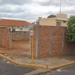 1/6 DE UM LOTE LOCALIZADO NA RUA ANTÔNIO CARDOSO, Nº 239, BAIRRO CENTRO, NOVO HORIZONTE (SP)