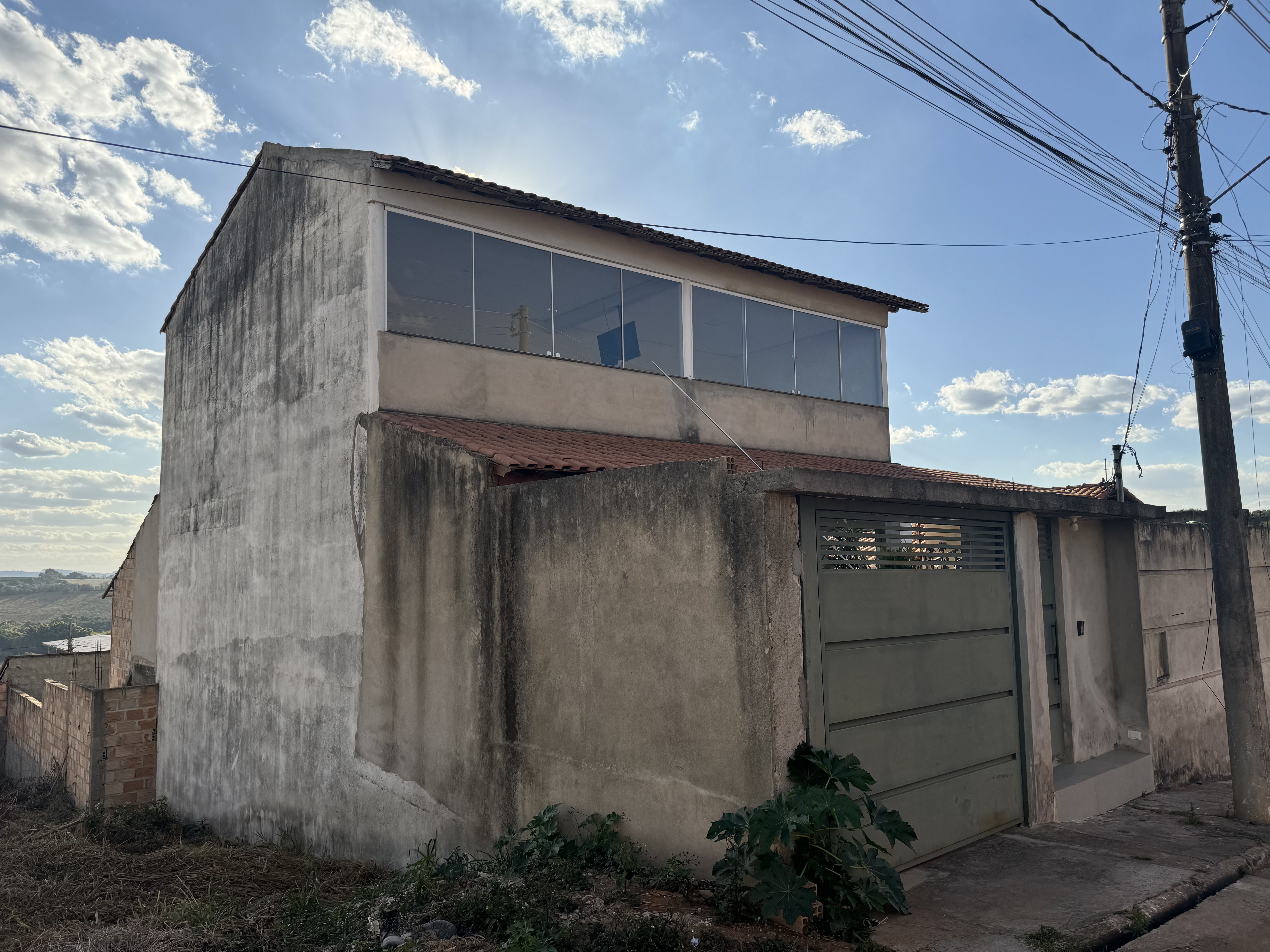 Um lote de terreno, de n.º 07 (sete) da Quadra O, com área de 275,00m², dentro do lote uma casa com dois pavimentos com area edificada de 180, 00m² situado nesta cidade, na Rua Espanha, 407, Loteament